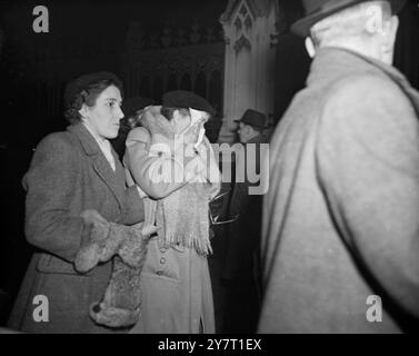 DIE WEINENDE FRAU KAM AUS WINDSOR 11-2-52 FOTO ZEIGT:- eine ältere Frau, die zu einer Gruppe von Arbeitern aus Windsor Castle und Anwesen gehörte, wird heute Abend vor Westminster Hall, London, wo König George VI. Jetzt im Staat liegt, weinend gesehen. 11. Februar 1952 Stockfoto