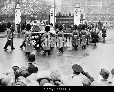 DER SARG DES KÖNIGS KOMMT IN DER WESTMINSTER HALL AN 11-2-52 FOTO ZEIGT:- der Geschützwagen mit dem Sarg von König Georg VI., der nach der heutigen Prozession von King's Cross Station in London in Westminster Hall ankommt. Auf dem Sarg der Kranz der Königin Mutter und die kaiserliche Staatskrone mit der Kugel und dem Zepter. Die kaiserliche Staatskrone wird von allen regierenden Monarchen bei allen Staatsveranstaltungen getragen, mit Ausnahme der Krönung. Die Kugel symbolisiert die vom Christentum dominierte Welt. Das Zepter mit dem Kreuz des Heiligen Georg in Rubinen ist der Fähnrich des Königs Powe Stockfoto