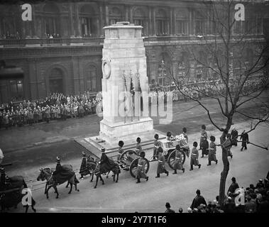 KÖNIG GEORG VI. KOMMT AM CENOTAPH VORBEI 11-2-52 FOTO ZEIGT: - vorbei am Londoner Cenotaph, wo seine Majestät so oft Haupttrauer beim jährlichen Waffenstillstandsdienst war, wird der Königssarg auf einem Waffenwagen während der Prozession durch London von der King's Cross Station zur Westminster Hall für die Lügen in State Today gesehen. Duke of Edinburgh und Duke of Gloucester folgen dem Sarg. 11. Februar 1952 Stockfoto