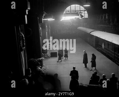 Der Sarg von König Georg VI. Kommt in London an. Die beiden Königinnen und Prinzessin folgen dem Zug aus der Station. Fotoshows: Die neue Königin, Elizabeth II., die Königin Mutter und Prinzessin Margaret, verlassen den Bahnsteig am Bahnhof King's Cross. London , nach dem Sarg, der gerade aus dem Bahnhof für die Beerdigungsprozession durch London zur Westminster Hall am 11. Februar 1952 gebracht worden war Stockfoto