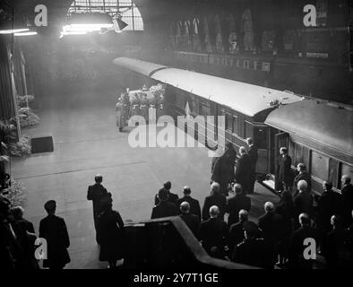 KING'S SARG KOMMT IN LONDON AN 11-2-52 die Szene am Londoner Bahnhof King's Cross heute Nachmittag, als der Sarg des Königs nach der Sandringham-Prozession mit dem Zug aus Wolferton ankam. Auf dem Sarg liegen die kaiserliche Staatskrone, die von allen regierenden Monarchen bei allen staatlichen Anlässen außer der Krönung getragen wird, sowie die Kugel und das Zepter. Die Kugel symbolisiert die vom Christentum dominierte Welt. Das Zepter mit dem Kreuz des Heiligen Georg in Rubinen ist der „Fähnrich der königlichen Macht und Gerechtigkeit“. Auf dem Sarg befindet sich auch der Kranz der Königin Mutter vom 11. Februar 1952 Stockfoto