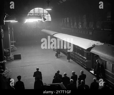 KING's SARG KOMMT IN LONDON 11-2-52 der Sarg des Königs kam heute Nachmittag von Wolfert aus mit dem Zug an der Kings Cross Station an, nach der Begräbnisprozession in Sandringham. Als der Sarg aus dem darauf liegenden Zug genommen wurde, wurde der kaiserliche Staat gewachsen, der von allen regierenden Monarchen bei allen staatlichen Anlässen getragen wurde, außer der Krönung, und dem Orb und dem Zepter. Die Kugel symbolisiert die vom Christentum dominierte Welt das Zepter mit dem Gross of St. George in Rubinen ist das "Fähnrich der Königsmacht und Gerechtigkeit". BIPPA FOTO ZEIGT :- die neue Königin, Elizabeth die zweite, die Que en Mutter, Stockfoto