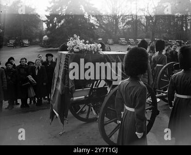 DIE TRAUERKORTEGE, DIE WOLFERTON STATION 11-2-52 VERLASSEN, ZEIGT:- begleitet von Mitgliedern der King's Company Lot Battalion Grenadier Guards der Sarg des Königs wird bei der Ankunft an der Wolferton Station gesehen, während der Trauerprozession von Sandringham aus, von Wolferton aus wurde der Sarg mit dem Zug nach London für die Zeremonien in der Metropole gebracht. Stockfoto