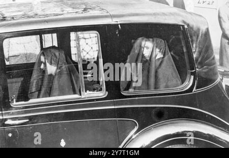 KÖNIGIN UND PRINZESSIN IN SANDRINGHAM TRAUERPROZESSION VON KÖNIG GEORGE VI 12-2-52 FOTO ZEIGT: Prinzessin Margaret (links) und Königin Elisabeth II. Tragen ihre Trauerschleier, während sie in der Trauerprozession von Sandringham zum Bahnhof Wolferton ritten, heute: The King's Coffin wurde von Wolferton mit dem Zug nach London gebracht.12 Februar 1952 Stockfoto