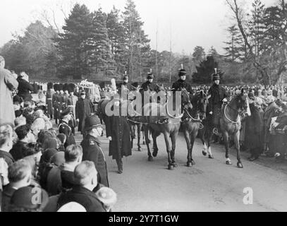 DIE KÖNIGLICHE TRAUERCORTEGE VERLÄSST SANDRINGHAM 11-2-52 I.N.P. FOTOSHOWS: Gezeichnet von sechs schwarzen Pferden der Königstruppe, Royal Horse Artillery, und begleitet von Mitgliedern der King's Company 1st Bataillon Grenadier Guards, die Kortege von König George V1, wird bei der Trauerprozession von Sandringham Churfh zur Wolferton Station gesehen, wo sie für London entführt wurde. PALMER YWING INTERNATIONAL NEWSPHOTOS. D/59595 Stockfoto