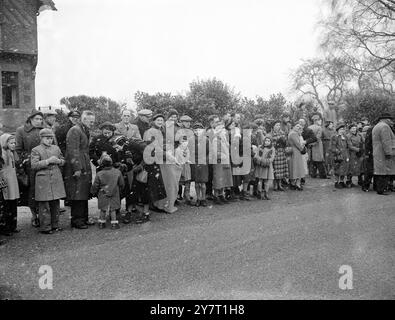 SANDRINGHAM-GEMEINDEMITGLIEDER WARTETEN IM SCHNEE IN DER HOFFNUNG, DIE KÖNIGLICHE FAMILIE 10-2-52 in ganz Großbritannien und im Empire zu SEHEN heute besuchten die Menschen die besonderen Gottesdienste, um ihrem verstorbenen König George V1 zu huldigen und für die königliche Familie in ihrer Trauerzeit zu beten. Als Schnee fiel und die Landschaft zerstreute, gingen die Einwohner zur West Newton Church in der King's Parish of Sandringham, während einige draußen standen, in der Hoffnung, einen Blick auf die Mitglieder der Royal Family zu werfen. Aber für die königliche Familie war es ein Tag der ruhigen Vorbereitung auf die staatliche Beerdigung und die königliche Familie besuchte einen Privaten Stockfoto