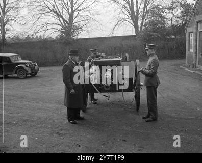 BILD VON DRAHT-MANN, DER KING's SARG INSPEKTIONEN PLATTFORM FÜR WAFFENKUTSCHE GEMACHT HAT, DIE KÖNIG TRAGEN wird. Die erste Beerdigungsprozession von König George VI. Wird von der Sandringham Church, wo er jetzt im Staat liegt, zur Wolferton Station gehen. Er wird in einem Geschützwagen zur Wolferton Station gebracht, der mit dem Union Jack bedeckt ist und von sechs Pferden der Königstruppe der Royal Horse Artillery gezogen wird. DAS FOTO ZEIGT: Mr. James Emerson (links), der den Sarg des Königs herstellte, inspiziert die Plattform, auf der der Sarg auf dem Geschützwagen platziert wird, zusammen mit Gunner T. K. Haikings von Königs Truppe Royal Horse Artillery A Stockfoto