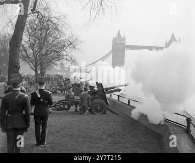 59465A TOWER OF LONDON GRÜSST DEN VERSTORBENEN MONARCHEN. 7.2.52 Salute in allen Teilen des Ochsen die Britischen Inseln werden in Bezug auf Geschütze abgefeuert werden, 56 Geschütze heute, ein königlicher hatte aus der Anzahl der Jahre, in denen der späte König George VI. Gefeuert wurde, 9 A Geschütze wird Pocture von E. Martlew Batterie gefeuert. In Tower Bridge kann man den Tower of London aus dem Hintergrund 442/com/TDHG o INT ERNATIONAL NEWS PHOTOS sehen. Stockfoto