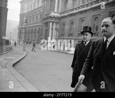 KABINETTSSITZUNG, UM DAS PARLAMENTARISCHE VERFAHREN NACH DEM TOD DES KÖNIGS ZU DISKUTIEREN das britische Kabinett traf sich heute in der Downing Street 10, um die vielen Probleme des Verfahrens und der parlamentarischen Angelegenheiten zu erörtern, die durch den Tod des Königs aufgeworfen wurden. FOTOSHOWS: Sir David Maxwell Fyfe, Innenminister und Minister für walisische Angelegenheiten, kommt zur heutigen Kabinettssitzung am 7. Februar 1952 in Downing Street 10 an Stockfoto