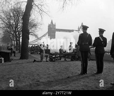 DER TOWER OF LONDON GRÜSST DEN VERSTORBENEN MONARCHEN. 26 7,2.52. Auf allen Teilen der Britischen Inseln wird heute ein königlicher Salut von Geschützen abgefeuert werden, 56 Geschütze wurden in Bezug auf die Anzahl der Jahre, die der verstorbene König gelebt hatte, abgefeuert. Der verstorbene König, König Georg VI., starb gestern in Sandringham I.N.P. FOTO ZEIGT: Ein Gruß von Waffen wird auf den Tower of London aus der Batterie abgefeuert. Die Tower Bridge ist im Hintergrund zu sehen. Pocture von E. Mertlew. 442/com/TDHe 59465. FOTOS VON INTERNATIONALEN NACHRICHTEN. Stockfoto