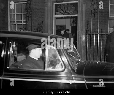 DER TOD DES KÖNIGS - PREMIER REIST NACH SONDERSITZUNG DES KABINETTS 6-2-52 der britische König starb heute friedlich im Schlaf in Sandringham, Norfolk. Eine Sondersitzung des Kabinetts in der Downing Street 10 in London folgte der offiziellen Ankündigung, und dann verließ Herr Winston Churchill, Premierminister, um eine Ankündigung vor dem Parlament zu machen. DIE FOTOS ZEIGEN: Mr. Winston Churchill, der sehr schmutzig aussah, als er die Downing Street 10 verließ, um die Ankündigung im Parlament zu machen Stockfoto