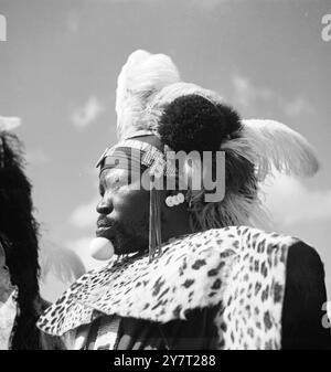 CHIEFS - DIE PRINZESSIN ELIZABETH UND HERZOG VON EDINBURGH IN NAIROBI - KENIA - 1952 TREFFEN Stockfoto