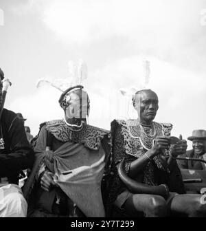 CHIEFS - DIE PRINZESSIN ELIZABETH UND HERZOG VON EDINBURGH IN NAIROBI - KENIA - 1952 TREFFEN Stockfoto