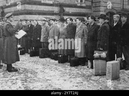 WEST-BERLINER „ALARMEINHEITEN“ ZIEHEN INS QUARTIER 4-2-52 die ersten 450 Anwärter der West-Berliner Alarmeinheiten ziehen in die Kaserne der französischen Polizei, nur 300 Meter von der Grenze zur Sowjetzone entfernt. Die Alarmeinheiten sollen über 3000 Offiziere und Männer verfügen. Diese spezielle Polizeieinheit wird mit Polizeiwaffen ausgebildet. Sie werden eine Kraft darstellen, die hart und schnell zuschlagen kann, falls kommunistische Versuche unternommen werden, die freie Hälfte der Stadt zu erobern. Jeden Tag melden sich 12 bis 15 Männer freiwillig für die Alarmeinheiten. FOTO ZEIGT:- gesprüht und ausgewählt 'Alert Unit' Freiwillige repo Stockfoto