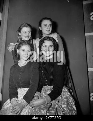 TELEVISION's LITTLE WOMEN in einem B.C. Fernsehstudio in Lime Grove , Shepherd's Bush , London , sind die vier Mädchen , die in der Fernsehversion von Louisa M. Alcotts berühmtem Roman die Little Women sein werden . Sie sind ; oben ; SUSAN STEPHEN , vor 18 ( links ) - " Amy " ; und NORAH GOSEN , 18 - " Beth " . Unten ; SHEILA SHAND GIBBS , 20 ( links ) - " Meg " , und JANE HARDIE , 19 - " Jo " . Little Women ' , das erste dramatische Buch von Fernsehsendern , wird am Dienstag , 12 . Dezember und an folgenden Diensttagen als Serie in Kindersendungen erscheinen . 28. November 1950 Stockfoto