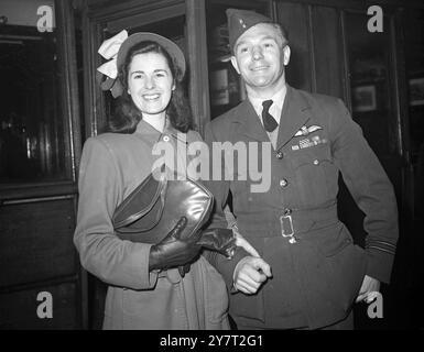 Flugleutnant John W Driver D.F.C. , der Pilot der Royal Air Force , der von den Russen für 11 Wochen nach dem Absturz seines Meteor-Jets in der Sowjetzone Deutschlands gehalten wurde , traf in Liverpool Street Station in London ein . Er wurde von seiner 24-jährigen Frau Joy begleitet, die nach Deutschland ging, um sicherzustellen, dass alles mögliche für seine Freilassung getan wurde. Flight Leutnant Driver , der in Tetbury , Minchinhampton , Gloucester lebt , sagte , er sei bei seiner Zwangslandung nicht verletzt worden , sei von den Russen gut behandelt worden und habe gutes Essen gehabt . Sein Verhör nach der Landung war ver Stockfoto