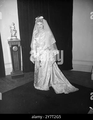 BRIDAL Joyful ' Braut ' einer anderen Ära ist eine Rolle, die von Comedienne JOY NICHOLS von ' Take it from here ' Radio Ruhm gespielt wird - abgebildet in einem Brautkleid aus Perlensatin aus dem Jahr 1898 mit rosa Paneelen an der Vorderseite . Miss Nichols wird das Kleid beim Wettbewerb „Vista of Fashion Through 200 Years“ tragen , der am 5 . Dezember von Frau Doris Langley Moore im New Theatre in London präsentiert wird . Die Königin wird anwesend sein. Mehr als 100 Kostüme wurden von Mrs. Moore gesammelt , die im neuen Museum of Costume am Cumberland Place in London untergebracht werden sollten . Und wird beim Wettbewerb von Frauen nachempfunden werden, die Stockfoto