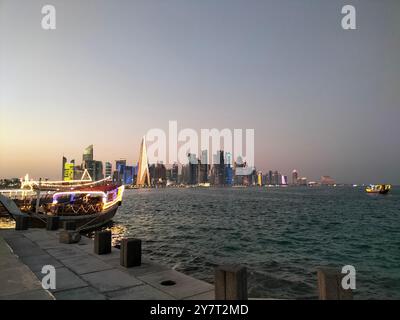 Architektonisches Wunder mit Blick auf den Golf an der West Bay Corniche, Doha Stockfoto