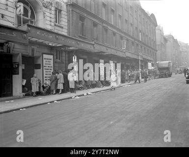 Hunderte Schlangen für 90 Tickets seit Mitternacht haben die Leute vor dem Aldwych Theatre, London, für die erste Nacht der Streetcar namens Desire, mit Vivien Leigh in der Hauptrolle, die heute Abend eröffnet wird, angestellt. Heute Morgen um 8,30 Uhr war die Warteschlange auf etwa 200 Personen gewachsen. Der Kommisionär sagte: "Es gibt nur etwa 90 Tickets zum Verkauf." Fotoshows: Die Warteschlange vor dem Aldwych Theatre , Thr Strand , heute Morgen, 12. Oktober 1949 Stockfoto