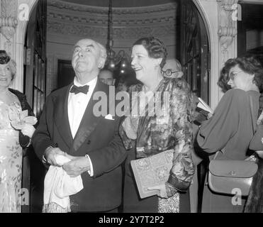 Die erste Nacht einer Streetcar namens Desire mit Vivien Leigh fand im Aldwych Theatre statt. Das Stück von Tennessee Williams ist für den gesamten Londoner Lauf ausgebucht , und die Leute warteten 24 Stunden lang in einer Warteschlange, um den Eintritt zu erhalten . Fotoshows: Mr. Und Mrs. George Robey fotografierten bei ihrer Ankunft für die erste Nacht am 12. Oktober 1949 Stockfoto