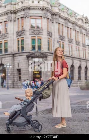 Mutter Tourist mit ihrem Kleinkind Sohn, der durch die farbenfrohen Kolonialstraßen von Puebla, Mexiko, spaziert. Reisen, kulturelle Entdeckungen und lebhafte Unterhaltung Stockfoto