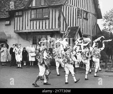 MORRIS DANCERS BEI EYNSFORDThe Beaux of London City - eine Gruppe von Morris Dancers, die am letzten Samstagabend in Kent, England, Großbritannien, im Dorf Eynsford aufgeführt wurde. Der Regen stoppte das Spiel kurz nachdem sie angefangen hatten - aber es gab eine exzellente Jugendherberge in der Nähe, wo alle willkommen geheißen wurden. 8. Mai 1961 Stockfoto