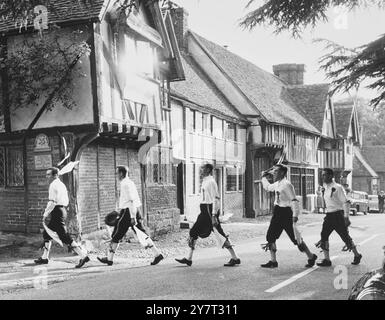 Morris-Tänzer im Dorf Chiddingstone, Kent, England, Großbritannien. - 10. Juli 1960 Stockfoto
