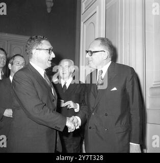 KISSINGER KOMMT ZU TALKSPARIS FRANCE : der Sonderberater für Auswärtige Angelegenheiten von Präsident Nixon, Henry Kissinger (links), wird von Außenminister Maurice Schumann begrüßt, als er gestern vor einem Mittagessen im Quai d'Orsay zu Gesprächen hier eintrifft. Im Zentrum steht Herve Halphand, Generalsekretär des französischen Außenministeriums. Herr Kissinger, wird während seines derzeitigen Besuchs hier mit Präsident Pompidou zusammentreffen. 5. August 1969 Stockfoto