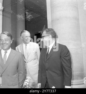US-TRIO HAT TALKSPARIS FRANKREICH : von links amerikanischer Botschafter in Paris, M. Sargent Shriver, M. Henry Cabot Lodge, Amerikas Hauptdelegierter bei den Vietnam-Friedensgesprächen, und M. Henry Kissinger, Präsident Nixons Sonderberater für auswärtige Angelegenheiten, gehen gestern von ihren Gesprächen hier ab. Das Trio traf sich, bevor Kissinger den französischen Premierminister Jacques Chaban Delmas traf. Kissinger kam am 3. August 1969 für einen kurzen Aufenthalt in Paris an, in dem er auch den französischen Präsidenten traf. 5. August 1969 Stockfoto