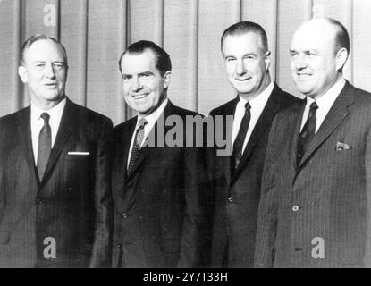 Washington DC USA: Nachdem er die Männer vorgestellt hat, die er für sein Kabinett ausgewählt hat, posiert der designierte US-Präsident Richard M Nixon Ende des 11. Dezember 1968 mit einigen seiner neuen „Teams“ in Washington. Von links sind William P Rogers, der zum Secretary of State ernannt wurde, Nixon, der designierte Vizepräsident Spiro Agnew und Rep Melvin R Laird, der zum Secretary of Defence ernannt wurde. Nixon sagte, er habe "große Männer, starke Männer" ausgewählt, um ihm bei der Gestaltung der Innen- und Außenpolitik seiner Regierung zu helfen. 14. Dezember 1968 Stockfoto