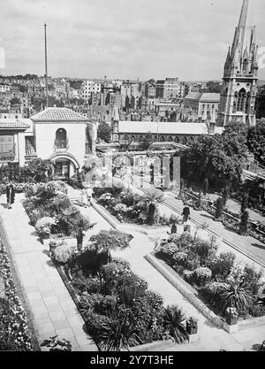 DERRY UND TOMS DACHGARTEN hier ist der Dachgarten von Derry and Toms - eines der größten und bekanntesten Kaufhäuser Londons - in Kensington, London, England, Großbritannien. 1. Dezember 1950 Stockfoto