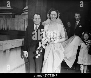 LORD MANCROFT's SCHWESTER WEDS the Hon Waveney Samuel , 34 , ältere Schwester von Lord Mancroft , war mit Anthony Garthwaite im Marylebone Register Office in London verheiratet . Der Bräutigam ist der Sohn von Sir William Garthwaite, dem Schiffseigner und Zuckerpflanzer aus Nassau, Bahamas, und der verstorbenen Janet Lady Garthwaite. Er ist 33. Bis zu ihrer Hochzeit fungierte Miss Samuel als Gastgeberin für ihren Bruder in Marylebone , wo er Stadtrat ist . Das Paar plant, seine Flitterwochen auf Mauritius zu verbringen. DAS BILD ZEIGT:- die Braut und der Bräutigam nach der Trauung. 1. Dezember 1950 Stockfoto