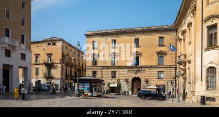 Blick auf die Piazza Castromediano, ein wunderschöner Platz im Herzen der antiken Stadt Lecce, Apulien, Italien. Stockfoto