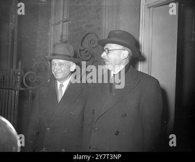 FRANZÖSISCHE MINISTER IN DER DOWNING STREET der französische Premierminister Rene Pleven, der morgens von Paris aus flog, ging in die Downing Street 10, um Gespräche mit Herrn Clement Attlee und den wichtigsten britischen Ministern zu führen, bevor der britische Premierminister morgen nach Amerika abreist. Man geht davon aus, dass sie einen gemeinsamen anglo-französischen Ansatz gegenüber Herrn Truman hinsichtlich der derzeitigen kritischen Lage im Fernen Osten erörtern werden. DAS BILD ZEIGT: René Pleven (rechts) und der französische Außenminister Robert Schuman kommen heute in der Downing Street 10 in London an. 2. Dezember 1950 Stockfoto