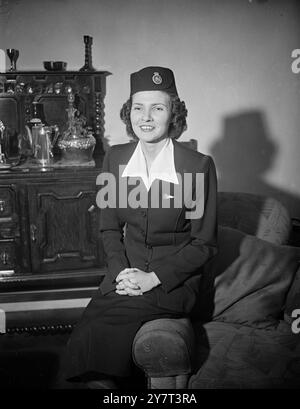 JUANITA WIRD DIE STEWARDESS DER PREMIERMINISTER AUF DEM FLUG NACH AMERIKA SEIN . Das Mädchen, das Mr. Clement Attlee bei seinem Flug nach Washington um sich mit Präsident Truman zu unterhalten, ist Mrs. Juanita Alliss Rolandi, 28, in Uniform als B.O.A.C. Stewardess zu Hause in West Acton, London. Mrs. Roland wird Stewardess im besonderen B.O.A.C. Stratocruiser sein, in dem der Premierminister am Sonntagabend London verlassen wird. 2. Dezember 1950 Stockfoto