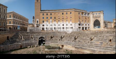 Ein Panorama des römischen Amphitheaters aus dem 2. Jahrhundert im Herzen der antiken Stadt Lecce, Apulien, Italien. Das Amphitheater wurde teilweise freigelegt Stockfoto