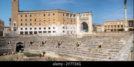 Ein Panorama des römischen Amphitheaters aus dem 2. Jahrhundert im Herzen der antiken Stadt Lecce, Apulien, Italien. Das Amphitheater wurde teilweise freigelegt Stockfoto