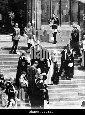 QUEEN AT GARTER CEREMONY WINDSOR, ENGLAND Großbritannien : in ihrem Mantel aus kingfisher-blauem und flachem Tudor-Cap aus schwarzem Samt, mit dem goldenen Halsband des Ordens, verlässt die Queen zusammen mit dem Duke of Edinburgh die St. George's Chapel nach dem Garter Service, in dem Sir Winston Churchill (unten links) als Knight of the Garter eingesetzt wurde. Bei dieser historischen Zeremonie war auch der Duke of Gloucester (unteres Zentrum) am 14. Juni 1954 anwesend Stockfoto