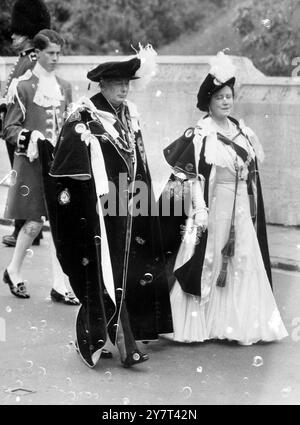 QUEEN MOTHER AT GARTER SERVICE WINDSOR, ENGLAND Großbritannien: Queen Elizabeth the Queen Mother und der Duke of Gloucester kommen in ihren zeremoniellen Gewändern in St George's Chapel, Windsor, an, wo Sir Winston Churchill als Knight Companion of the Garter eingesetzt wurde. 14. Juni 1954 Stockfoto