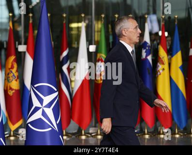 Brüssel, Belgien Oktober 2024. Der scheidende Generalsekretär der Nordatlantischen Vertragsorganisation (NATO), Jens Stoltenberg, bereitet sich am 1. Oktober 2024 auf eine Übergabe im NATO-Hauptquartier in Brüssel (Belgien) vor. Der ehemalige niederländische Premierminister Mark Rutte trat am Dienstag offiziell das Amt des NATO-Generalsekretärs an, als Nachfolger von Jens Stoltenberg, der nach einem Jahrzehnt in dieser Rolle zurücktrat. Quelle: Zhao Dingzhe/Xinhua/Alamy Live News Stockfoto