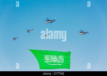 Anlässlich des 94. Nationalfeiertags von Saudi Arabien: Hubschrauber zeigt die saudische Flagge am Himmel von Al Khobar, Saudi-Arabien. 27. September 2024. Stockfoto