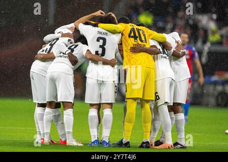 Eintracht Frankfurt Spieler sind bei der UEFA Europa League 2024/25 League im MD1-Spiel zwischen Eintracht Frankfurt und FC Viktoria Plzen am 26. September 2024 im Deutsche Bank Park zu sehen. Defodi-747 WD2 8819 *** Eintracht Frankfurt Spieler sind zu sehen, Kreis während des UEFA Europa League 2024 25 League Phase MD1 Spiels zwischen Eintracht Frankfurt und FC Viktoria Plzen am 26. September 2024 in Frankfurt am Main Defodi 747 WD2 8819 Defodi-747 Stockfoto