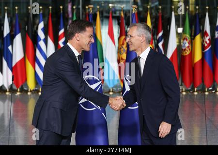 Brüssel, Belgien Oktober 2024. Der neue Generalsekretär der Nordatlantischen Vertragsorganisation (NATO), Mark Rutte (L), schüttelt dem scheidenden NATO-Generalsekretär Jens Stoltenberg während einer Übergabezeremonie im NATO-Hauptquartier in Brüssel, Belgien, den 1. Oktober 2024 die Hand. Der ehemalige niederländische Premierminister Mark Rutte trat am Dienstag offiziell das Amt des NATO-Generalsekretärs an, als Nachfolger von Jens Stoltenberg, der nach einem Jahrzehnt in dieser Rolle zurücktrat. Quelle: Zhao Dingzhe/Xinhua/Alamy Live News Stockfoto