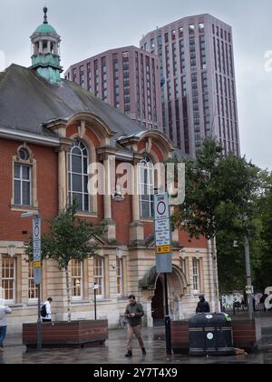 Selborne Towers Walthamstow Central, London, zwei Wohntürme mit 34 und 27 Stockwerken, dominieren die Skyline im Waltham Forest hinter der historischen Walthamstow Library Stockfoto