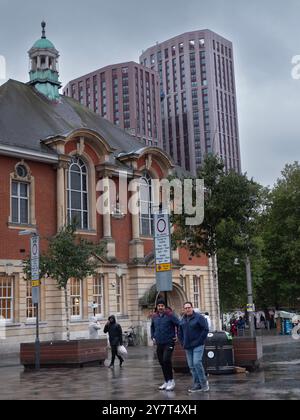 Selborne Towers Walthamstow Central, London, zwei Wohntürme mit 34 und 27 Stockwerken, dominieren die Skyline im Waltham Forest hinter der historischen Walthamstow Library Stockfoto