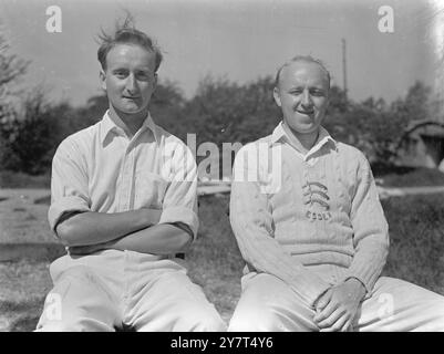 Hier sehen Sie die Spieler, die wahrscheinlich in der kommenden Cricket-Saison für den Essex County Cricket Club auftreten werden. Von links nach rechts: S. J. Cray und E.J. Price 19. April 1949 Stockfoto