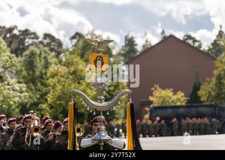 Volkach, Bayern, Deutschland - 1. Oktober 2024: Appell der Bundeswehr in der Mainfranken-Kaserne in Volkach zum Kommandowechsel der Logistikbataillone 461, 467, 471 und 472 unter dem Logistikregiment 4. Feierlichkeiten zur Veranstaltung *** Appel der Deutschen Bundeswehr in der Mainfranken-Kaserne in Volkach zum Unterstellungswechsel der Logistikbataillone 461, 467, 471 und 472 unter dem Logistikregiment 4. Feierlichtkeiten der Versanstaltung Stockfoto