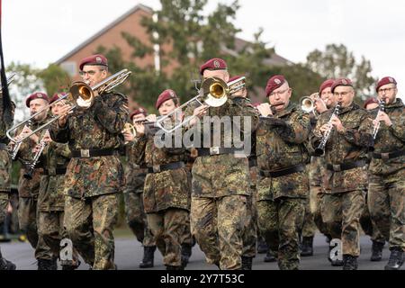 Volkach, Bayern, Deutschland - 1. Oktober 2024: Appell der Bundeswehr in der Mainfranken-Kaserne in Volkach zum Kommandowechsel der Logistikbataillone 461, 467, 471 und 472 unter dem Logistikregiment 4. Feierlichkeiten zur Veranstaltung *** Appel der Deutschen Bundeswehr in der Mainfranken-Kaserne in Volkach zum Unterstellungswechsel der Logistikbataillone 461, 467, 471 und 472 unter dem Logistikregiment 4. Feierlichtkeiten der Versanstaltung Stockfoto