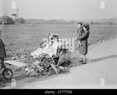 ZWEI TOTE BEIM ABSTURZ VON SPITFIRE AUF DAS ÖFFENTLICHE HAUS zwei Personen wurden getötet, als ein Spitfeuer der Royal Air Force auf das öffentliche Haus von King's Arms in Leaves Green in der Nähe der Biggin Hill R.A.F. Station abstürzte. Ein angrenzendes Ferienhaus wurde ebenfalls schwer beschädigt. Der Pilot des Flugzeugs und eine Frau im Ferienhaus wurden getötet und eine Reihe weiterer Opfer ins Krankenhaus gebracht. Das Flugzeug war auf einem lokalen Flug von Biggin Hill, als es abstürzte. DAS BILD ZEIGT :- Twisted Wrack of the Spitfire . 27. März 1949 Stockfoto