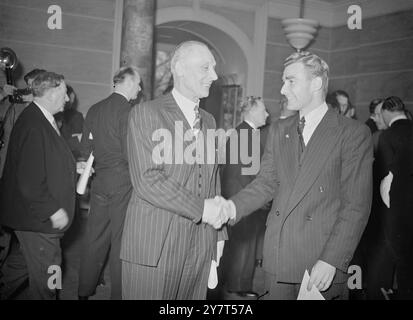 HOBBS TRIFFT AUF EINEN ANDEREN SUTCLIFFE JACK HOBBS , den ehemaligen Batsman aus Surrey und England, dessen Partnerschaften mit Herbert Sutcliffe aus Yorkshire noch lebhaft in Erinnerung bleiben, trifft B. STUTCLIFFE ( rechts ) im Savoy Hotel, als die neuseeländischen Cricketspieler, die diesen Sommer durch Großbritannien reisen, beim Mittagessen vom British Sport man's Club unterhalten wurden. B. Sutcliffe aus Auckland gilt als herausragender Batsman der neuseeländischen Mannschaft . 12. April 1949 Stockfoto